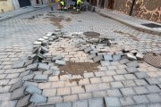 Pavimento destrozado en una calle de El Burgo por la tormenta.