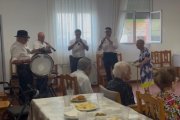 Los Gaiteros de la Calle Real actúan en la residencia de Tardelcuende.