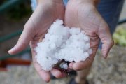 Restos de granizo tras la fuerte tormenta