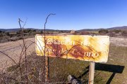 El cartel abandonado en Villar del Campo.