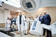 El consejero visita la unidad de radioterapia de Soria que ya ha entrado en funcionamiento.