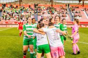 Las chicas del San José celebrando el ascenso en Los Pajaritos tras ganar al Navega.
