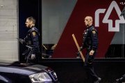 Dos agentes de policía incautan un posible arma