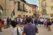 Concentración por el fin de la violencia en Gaza en la plaza Mayor de Arcos de Jalón.