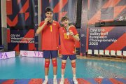 Víctor Chamarro y David Maján, ambos jugadores del Sporting Santo Domingo, con la medalla de subcampeones de Europa en la categoría sub 16.