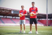 Álex Gil y Héctor Peña en su presentación como numantinos sobre el césped de Los Pajaritos.