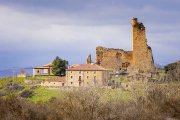 Localidad de Hinojosa de la Sierra, al fondo el castillo.