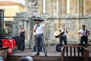 Actuación de los mariachis en las ruinas de San Nicolás.