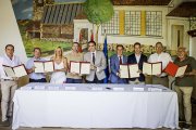 Firma del convenio entre el consejero Juan Carlos Suárez Quiñones con los alcaldes sorianos en Barriomartín.