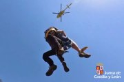 Izado del ciclista herido al helicóptero durante el rescate.