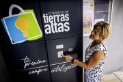 Raquel Soria en una de las taquillas inteligentes.