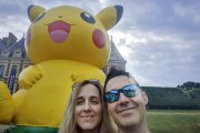 Verónica Gómez posa bajo un Pikachu.