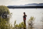 Bañista mirando las aguas del embalse.