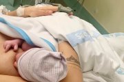 Recién nacido con su madre.