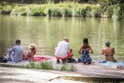 Gente refrescándose junto al Duero.