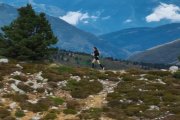 Una atleta en uno de los espectaculares paisajes de Desafío Urbión.