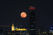 Archivo - La “Superluna del Ciervo”, a 22 de julio de 2024 en Sevilla (Andalucía, España) La “Superluna del Ciervo” se ha podido ver hoy en Sevilla tras la Catedral y Torre Sevilla.