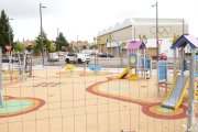 Vista del parque infantil junto a una rotonda.