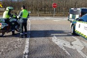 Patrulla de la Guardia Civil vigilando una carretera.