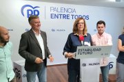 La presidenta del PP en Palencia, Ángeles Armisén, junto con el secretario autonómico, Francisco Vázquez, y otros dirigentes, informan antes de la reunión del Comité Ejecutivo Provincial del Partido Popular de Palencia.