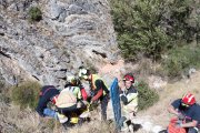 Rescate de la mujer, que luego sería izada con la grúa del helicóptero.