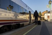 Un pasajero sube al último tren que cubrió el trayecto a Madrid desde Soria el 31 de marzo.