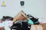 Prendas falsas decomisadas en la segunda operación contra el top manta de esta semana.