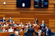 Mañueco felicitando al consejero de Economía tras la aprobación del techo de gasto.