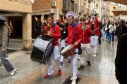 Las charangas desfilan por la calle Mayor de El Burgo.