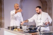 El chef Benito Gómez (izquierda) junto a su ayudante Manuel, de El Bardal, este martes.