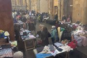Detalle del mercadillo de segunda mano en las ruinas de San Nicolás.