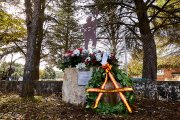 Una escultura rodeada de flores recuerda la figura del conductor de motobomba fallecido en acto de servicio.