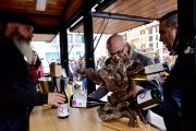 Destina la recaudación obtenida a la protectora de animales Redención Soria.