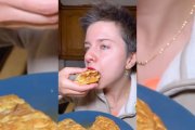 La reacción al probar esta versión de tortilla de patata con ingrediente soriano lo dice todo: crujiente, jugosa y absolutamente adictiva.