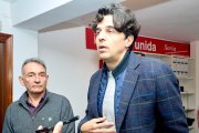 Enrique Santiago y Juan Gascón ayer en la sede de IU en la capital.
