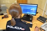 Una agente de la Policía Nacional investigando.