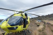 El helicóptero de rescate de la Junta de Castilla y León y, al fondo, atenciones sanitarias al herido.