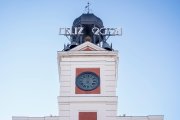El reloj de la Puerta del Sol, epicentro de las campanadas en España, también acoge cada año las populares preuvas con alternativas como gominolas o snacks.