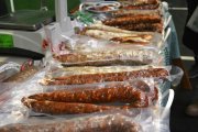 Piezas de chorizo en uno de los stands de la feria de Covaleda.