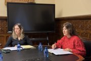 Laura Prieto, junto a la técnico de Servicios Sociales.