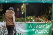 Venta de centros artesanos de acebo en una calle comercial de Soria