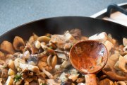 Setas melosas al estilo Arguiñano: cocinadas a fuego suave con ajo, cebolla y un toque de perejil fresco.