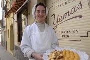 María Celina Almarza, actual responsable del obrador, sostiene una bandeja con las yemas y paciencias que han hecho famosa a esta confitería centenaria.