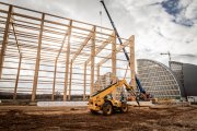Construcción de Maderaula en el PEMA con las cúpulas de fondo.
