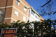 Archivo - Cartel de alquiler.