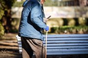 Una persona mayor pasea por la capital.