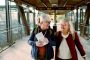 El Club de los 60 permite a miles de personas mayores viajar por España y el extranjero con todo organizado y en buena compañía.