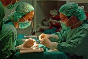 Archivo - Cirujanos en un trasplante renal.