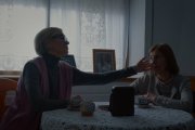 Cristina Urgel protagoniza una escena clave del documental, en la casa familiar de Cabrejas del Pinar, donde la memoria personal se convierte en relato colectivo.