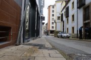 La Policía Municipal observa los daños en el lugar de los hechos.